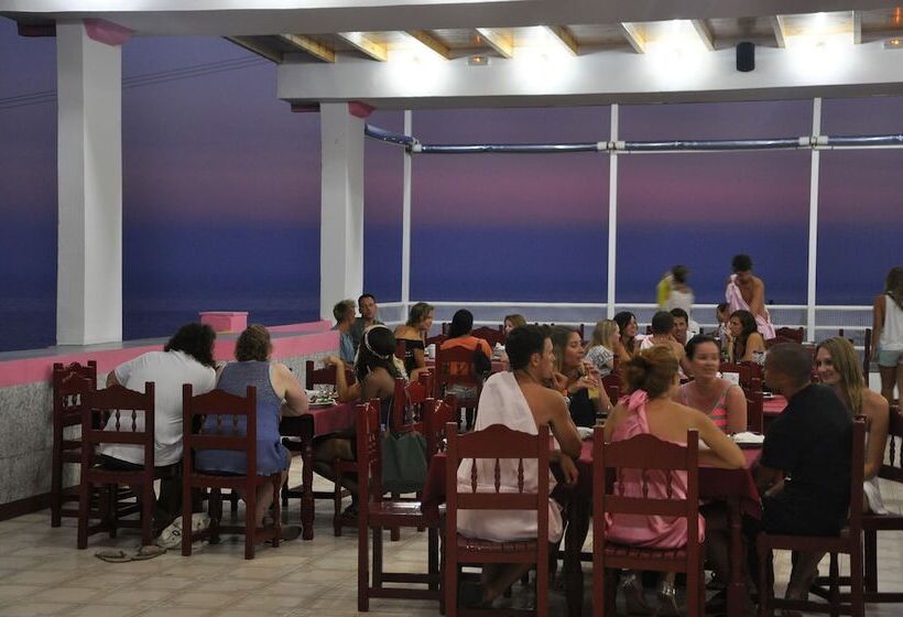 여관 Pink Palace Beach Resort