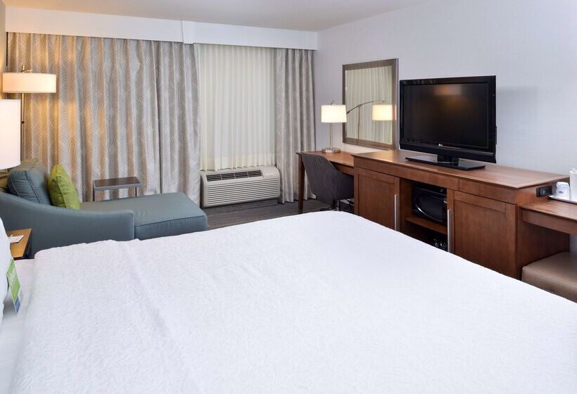 هتل Hampton Inn & Suites By Hilton Calgary University Northwest