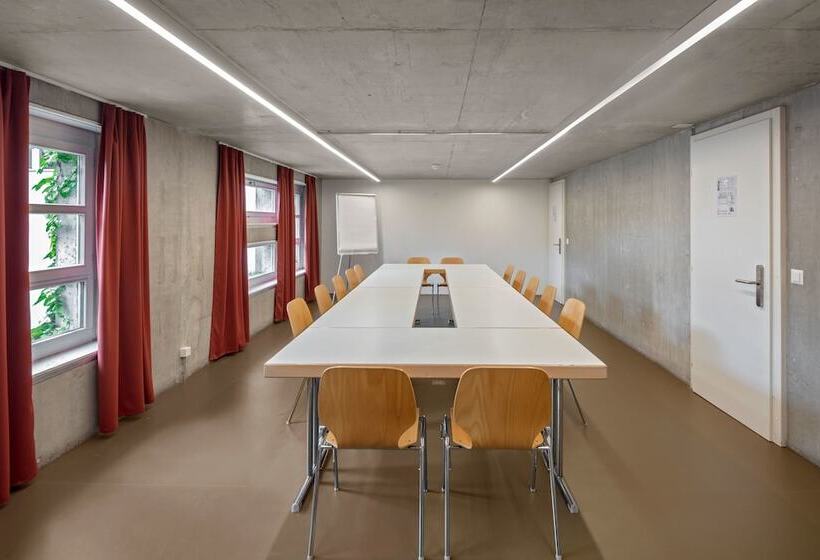 Lausanne Youth Hostel Jeunotel