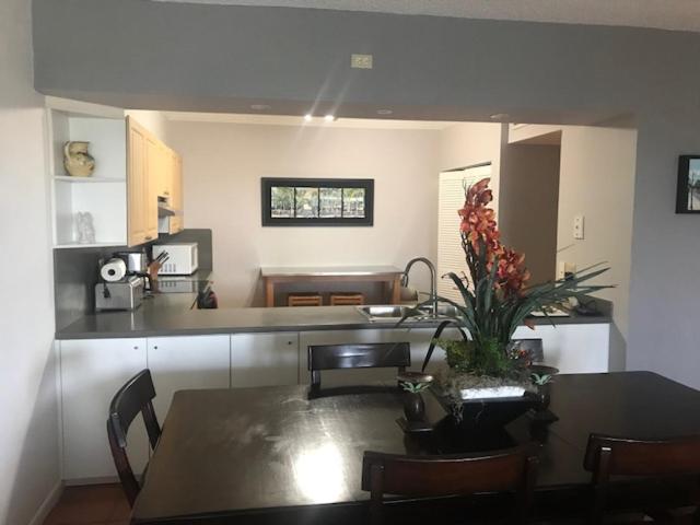 בית מלון כפרי 1800 Atlantic Suites