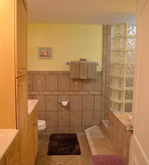 בית מלון כפרי 1800 Atlantic Suites