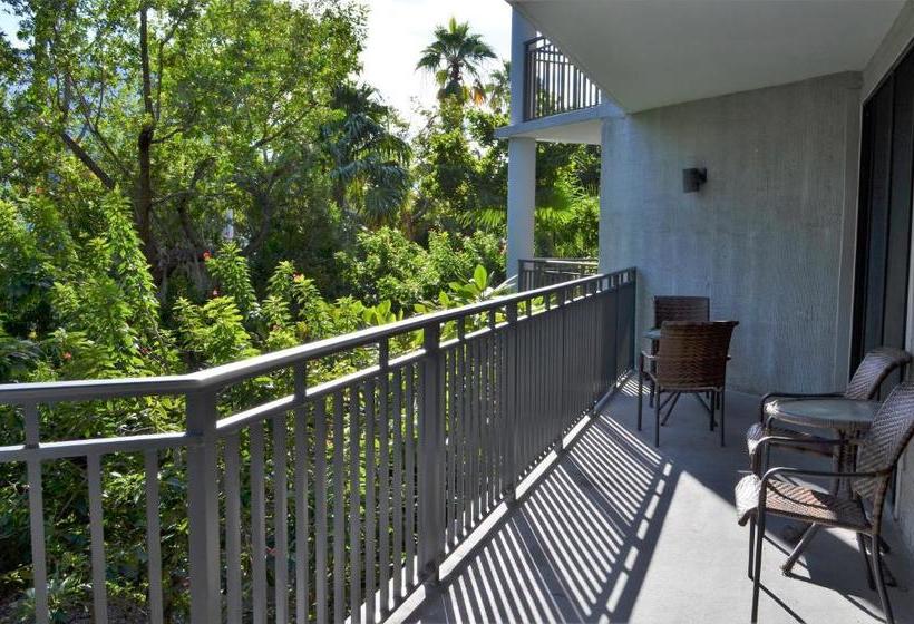 בית מלון כפרי 1800 Atlantic Suites