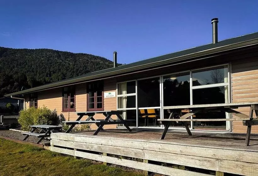 Hotelli The Crossing Lodge & Backpackers