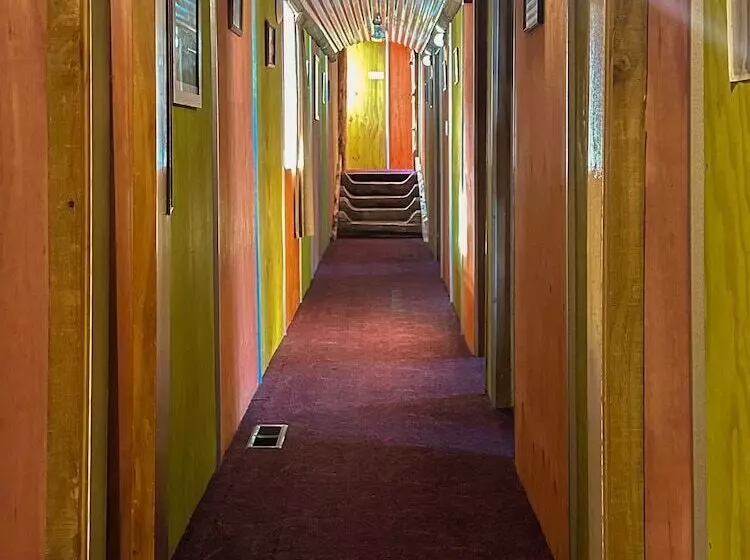 Hotelli The Crossing Lodge & Backpackers