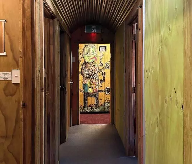 Hotelli The Crossing Lodge & Backpackers