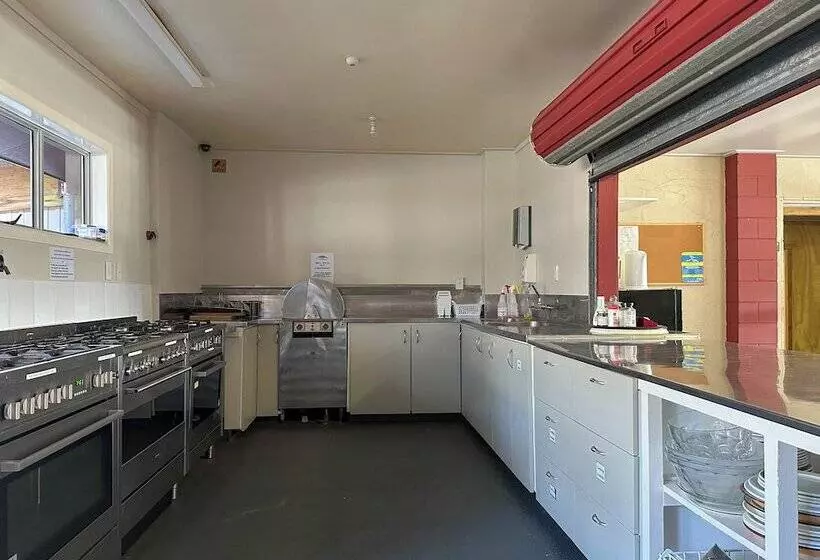 Hotelli The Crossing Lodge & Backpackers