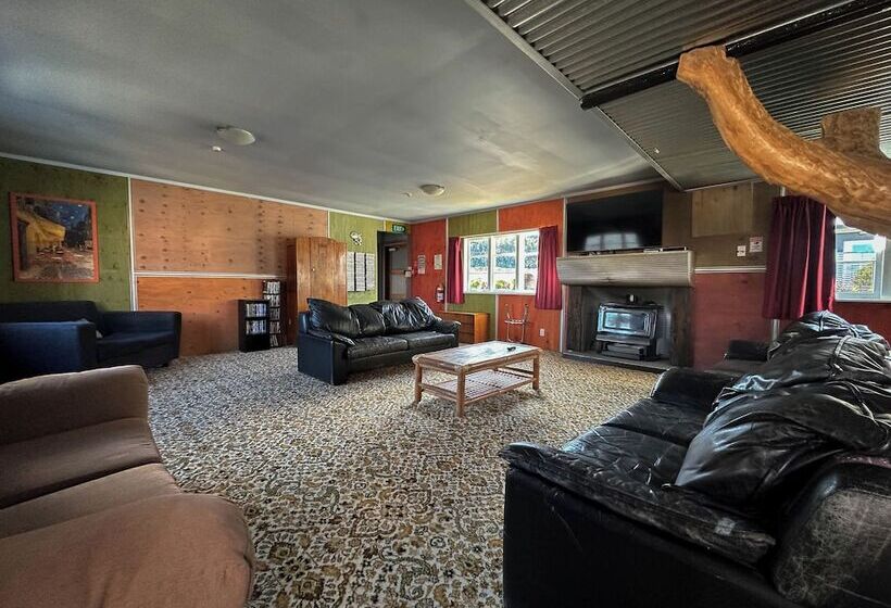 فندق The Crossing Lodge & Backpackers