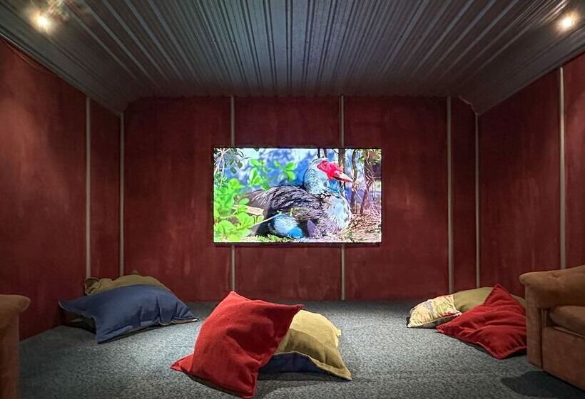 فندق The Crossing Lodge & Backpackers