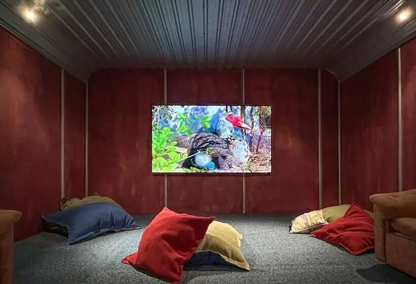 Hotelli The Crossing Lodge & Backpackers