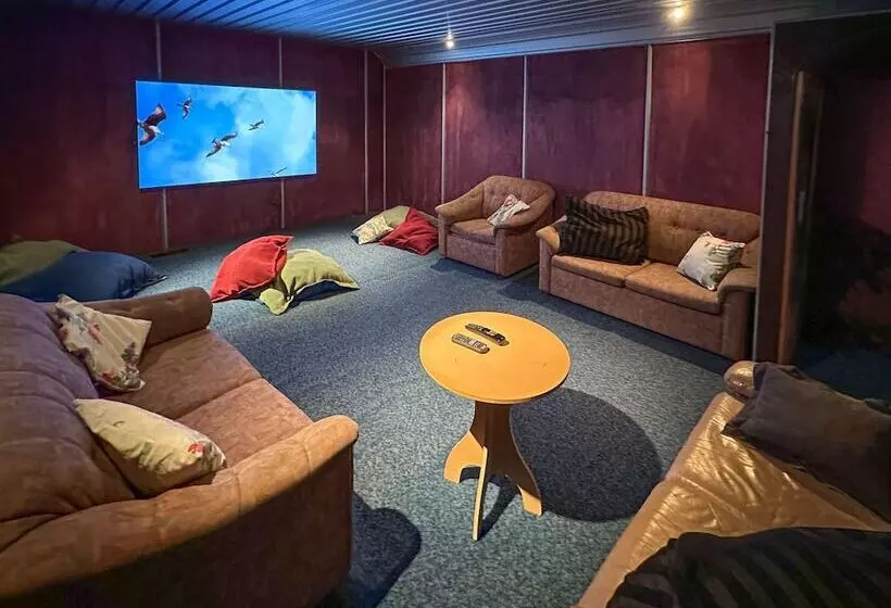 Hotelli The Crossing Lodge & Backpackers