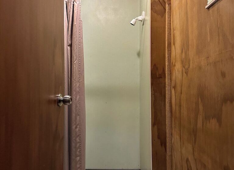 فندق The Crossing Lodge & Backpackers