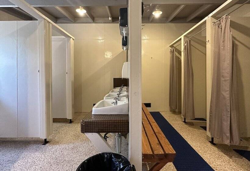 فندق The Crossing Lodge & Backpackers