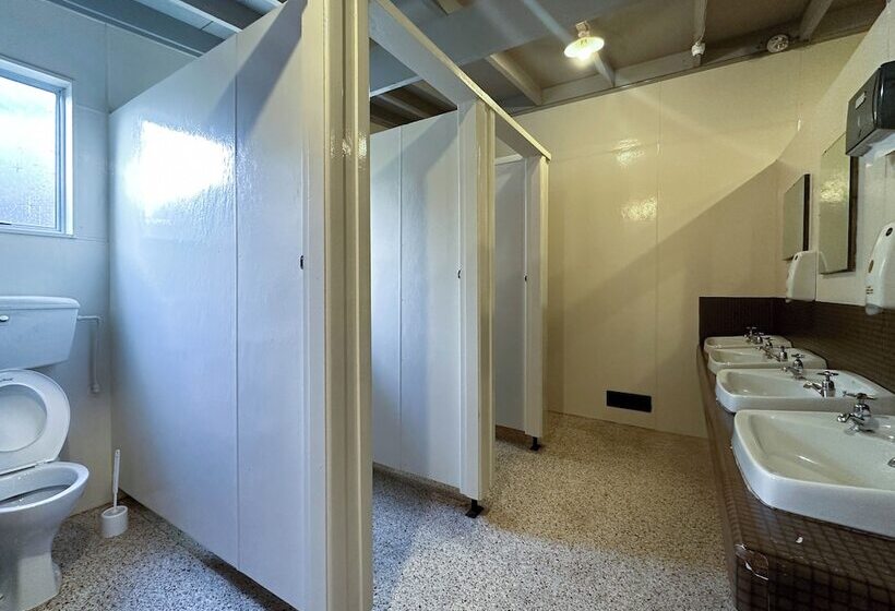 Отель The Crossing Lodge & Backpackers