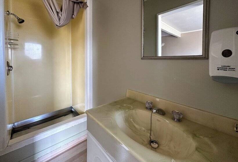 فندق The Crossing Lodge & Backpackers