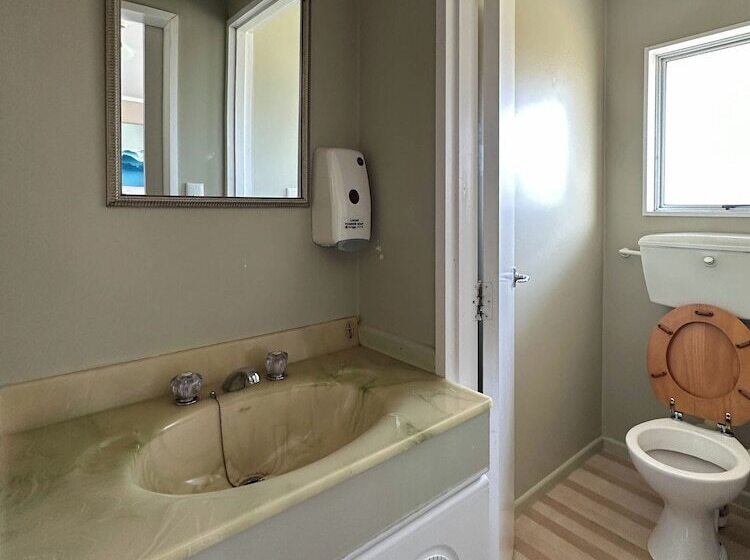 فندق The Crossing Lodge & Backpackers