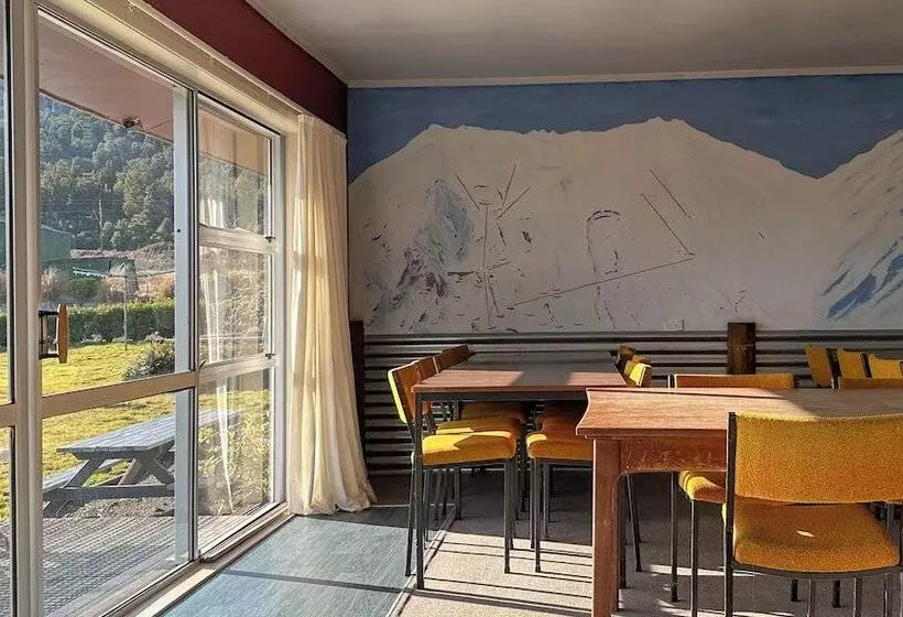 Hotelli The Crossing Lodge & Backpackers