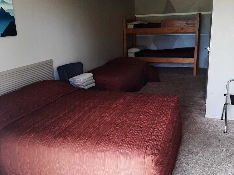 ホテル The Crossing Lodge & Backpackers