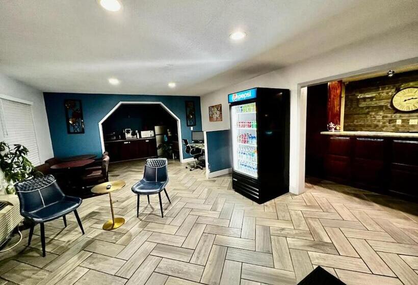 Otel Ozark Inn And Suites