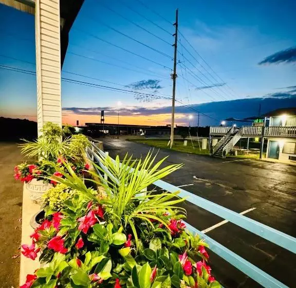 Hotelli Ozark Inn And Suites