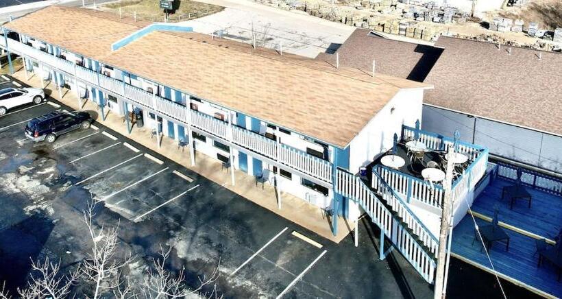 Otel Ozark Inn And Suites