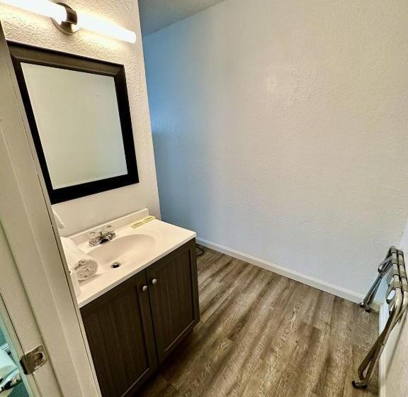 Otel Ozark Inn And Suites