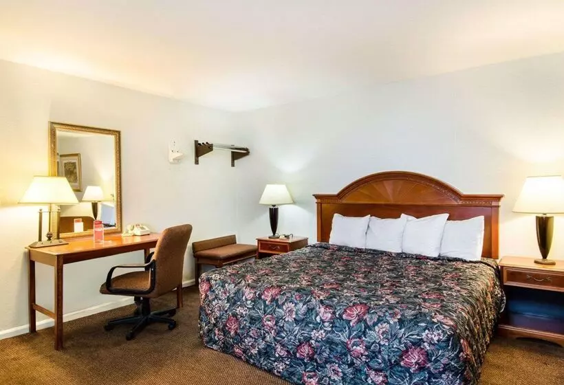 בית מלון כפרי Econo Lodge Inn & Suites