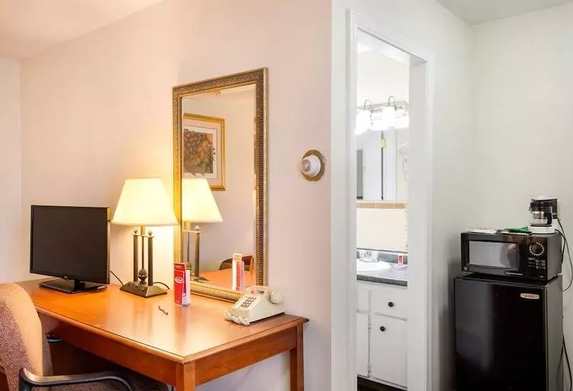 בית מלון כפרי Econo Lodge Inn & Suites