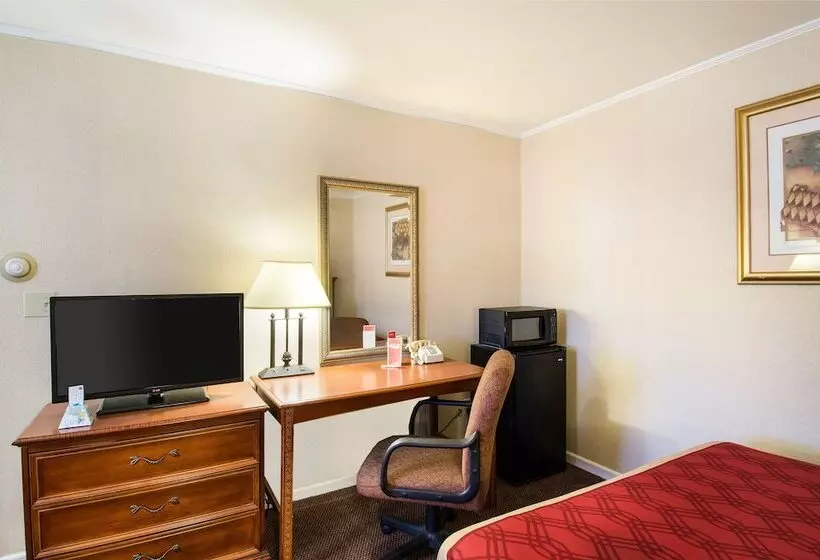 בית מלון כפרי Econo Lodge Inn & Suites