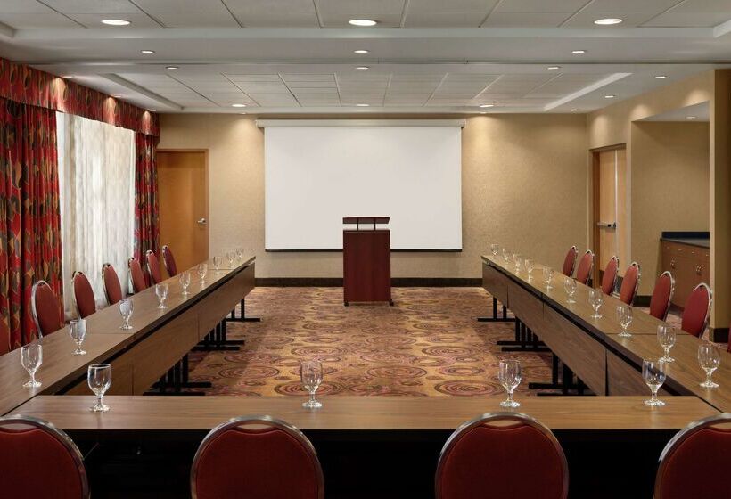 هتل Hampton Inn & Suites By Hilton Langley Surrey