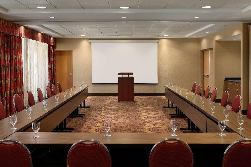 هتل Hampton Inn & Suites By Hilton Langley Surrey