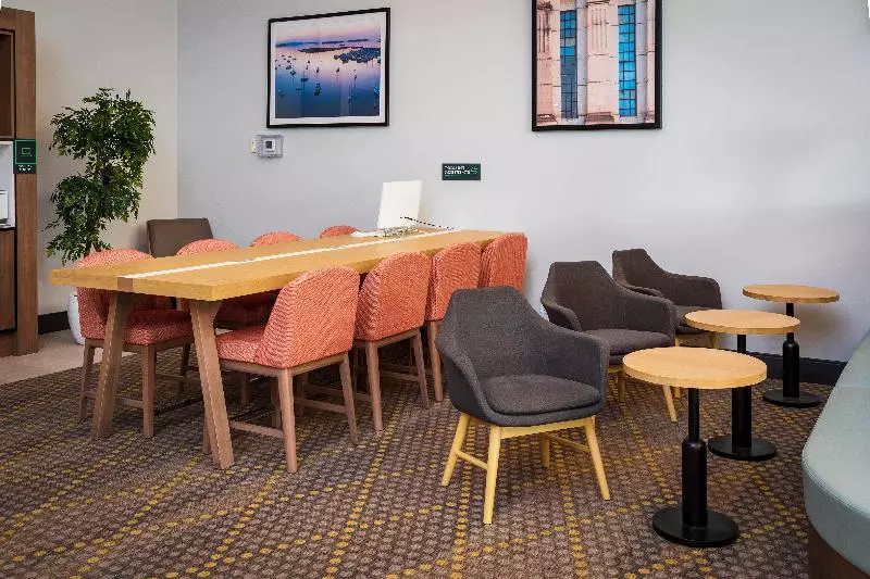 هتل Holiday Inn Victoria   Elk Lake, An Ihg