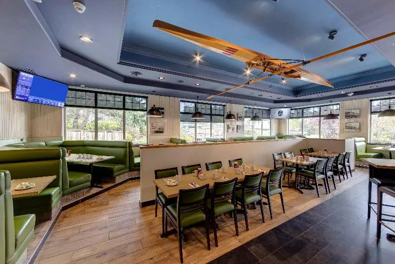 هتل Holiday Inn Victoria   Elk Lake, An Ihg