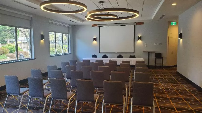 هتل Holiday Inn Victoria   Elk Lake, An Ihg