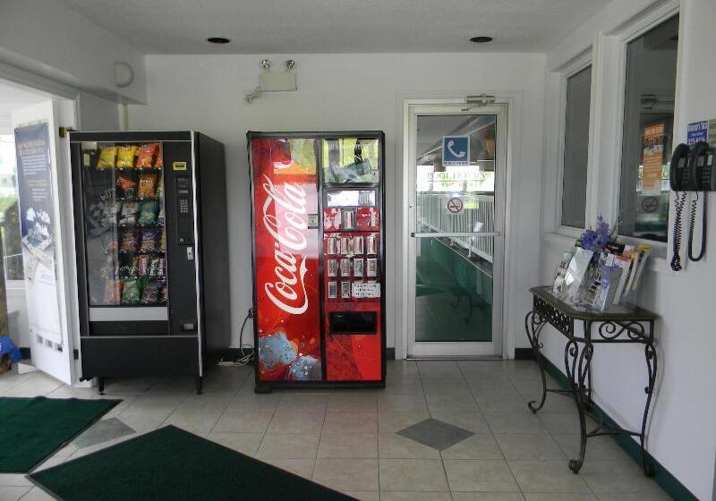 Отель Howard Johnson By Wyndham Woodstock Nb