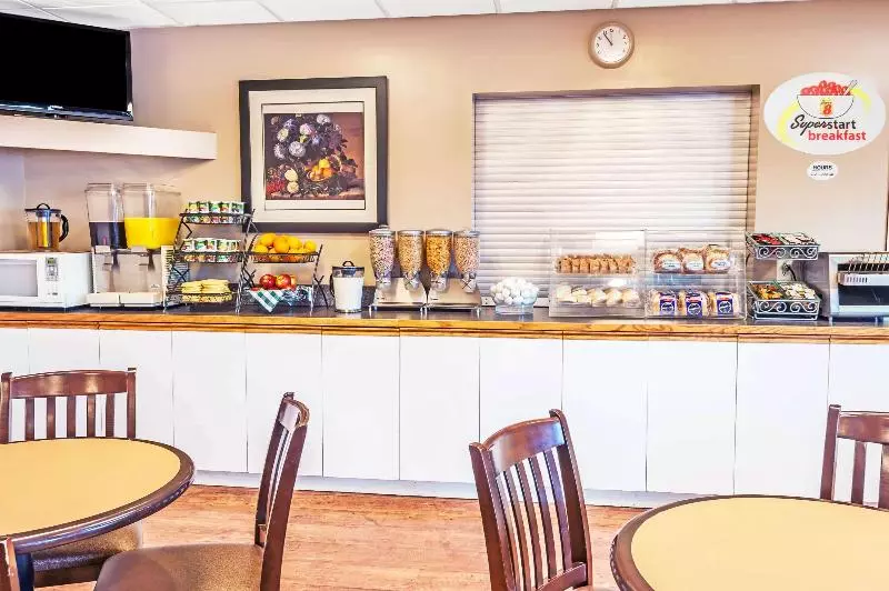 ホテル Super 8 By Wyndham Edmonton South