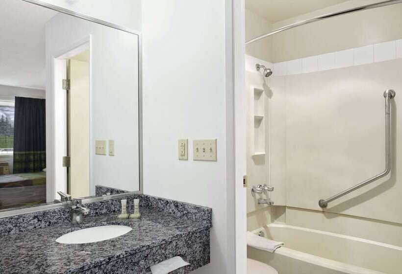 هتل Super 8 By Wyndham Kamloops East