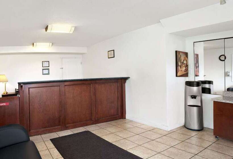 هتل Super 8 By Wyndham Kamloops East