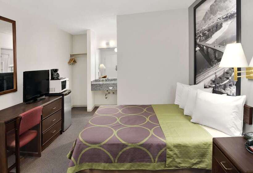 هتل Super 8 By Wyndham Kamloops East