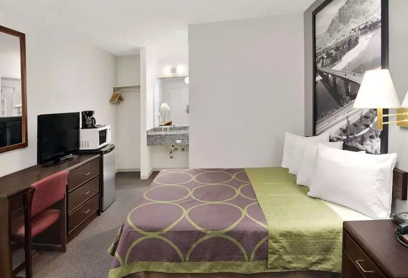 Hotel Super 8 By Wyndham Kamloops East