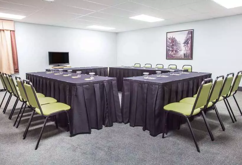 Мотель Super 8 By Wyndham Kindersley