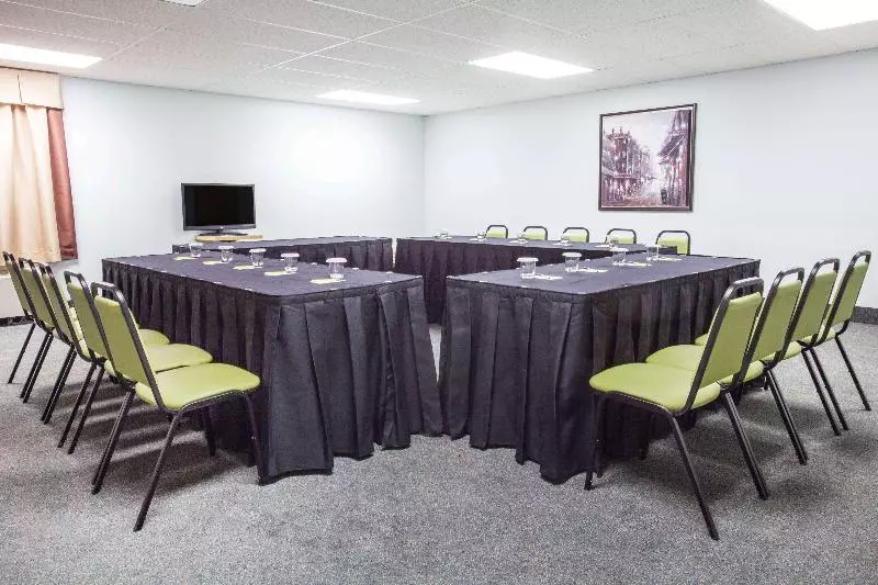 Мотель Super 8 By Wyndham Kindersley