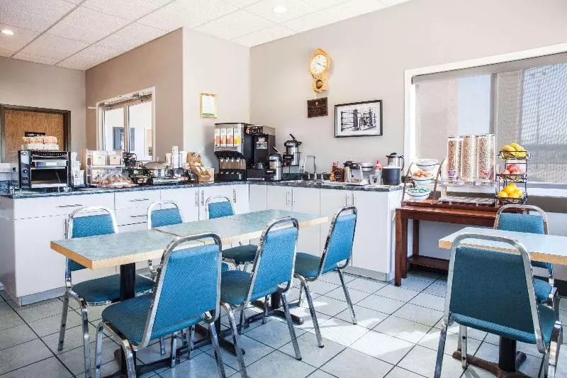 Мотель Super 8 By Wyndham Kindersley