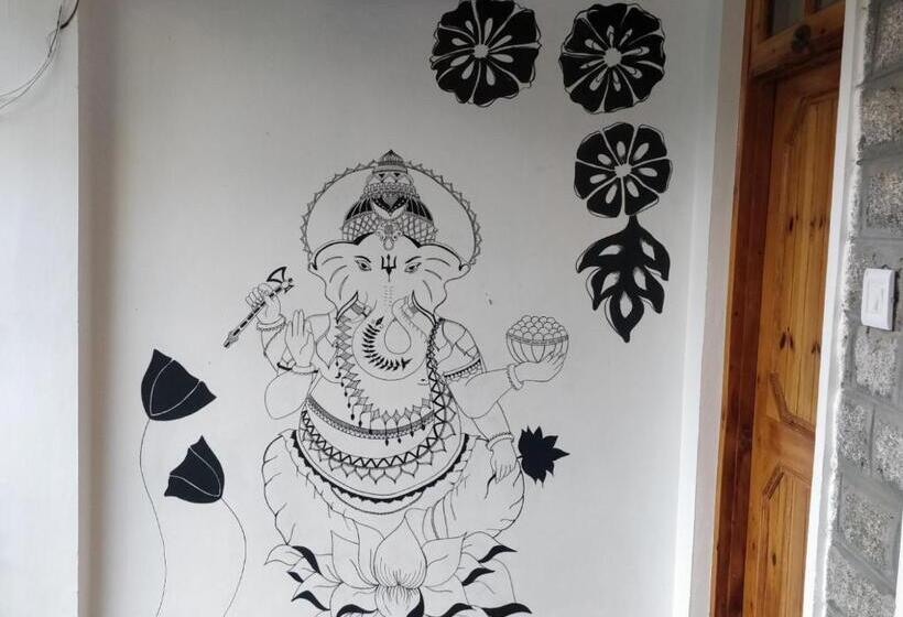 簡易ホテル Madpackers Manali