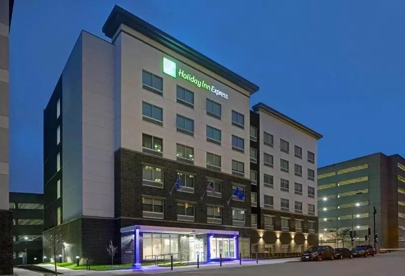 Hotelli Holiday Inn Express   Milwaukee Downtown, An Ihg