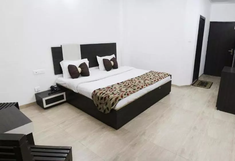 Hotelli Vatika   The Riverside Resort