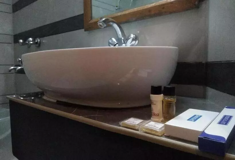 Hotelli Vatika   The Riverside Resort