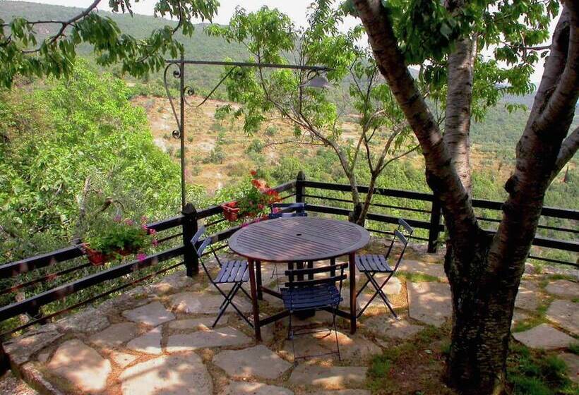 Picturesque Cottage In Cortona With Swimming Pool