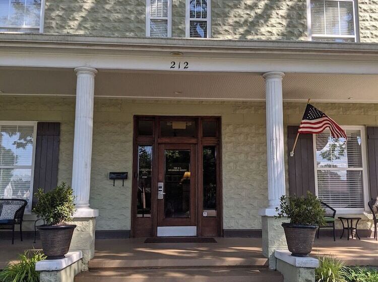 Bed and Breakfast Grand Lux Inn