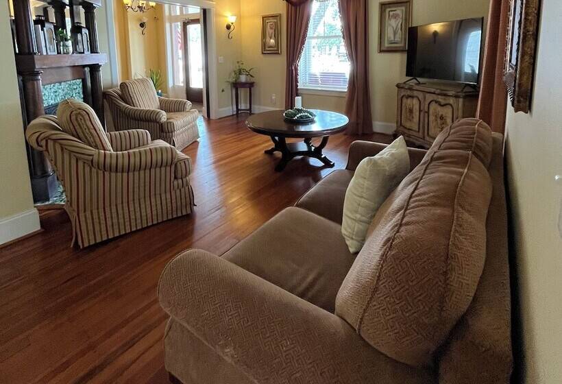 Bed and Breakfast Grand Lux Inn