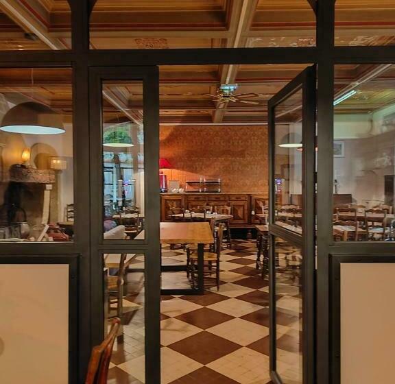 Отель Logis Hôtel Restaurant Le Louvre